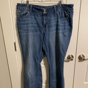 Maurice’s Slim Boot Jean. Button pocket, double button front.Like new 18W Short.